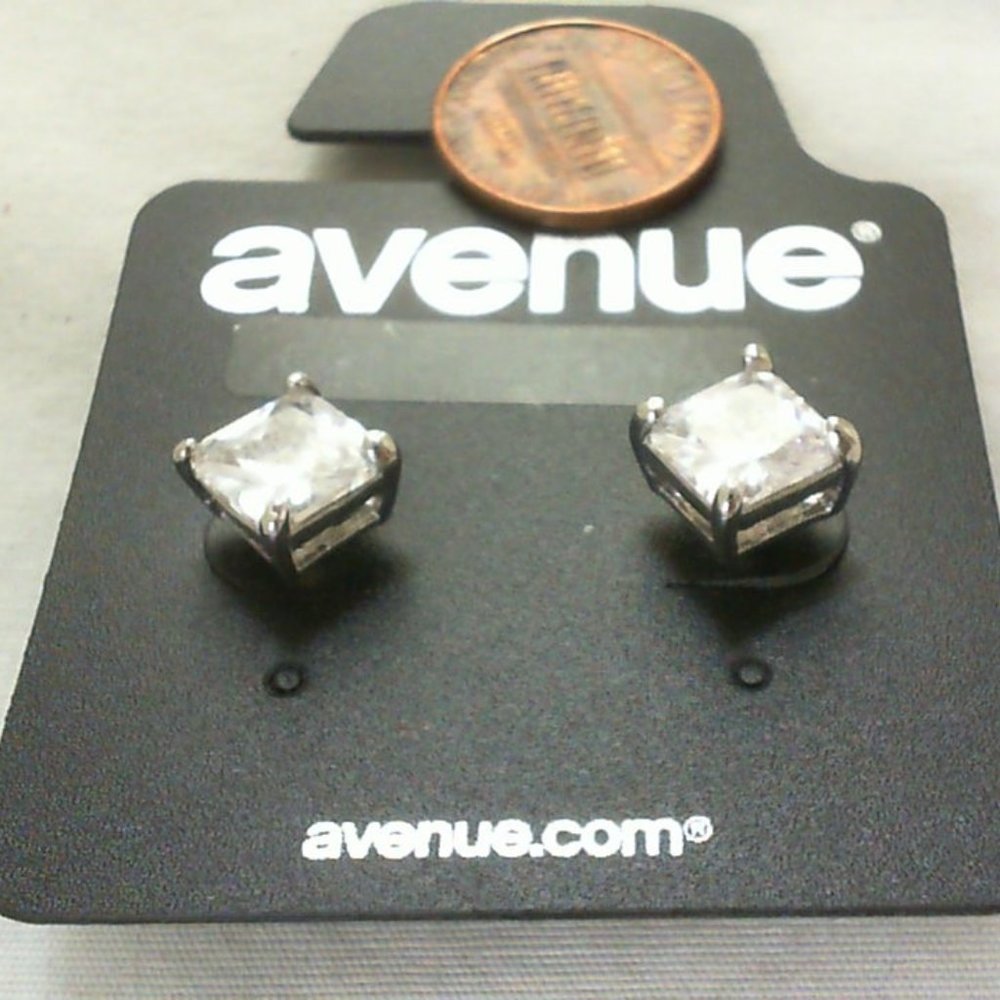 Avenue brand earrings cz studs shape is square New